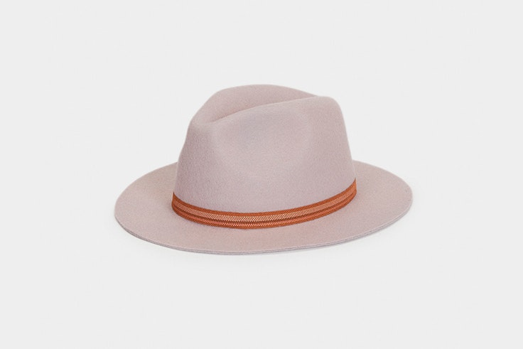 Sombrero gris con detalle de cinta marrón de Parfois