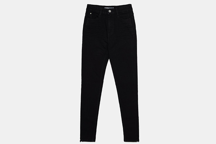 Pantalón vaquero en color negro ajustado y de tiro alto de Zara