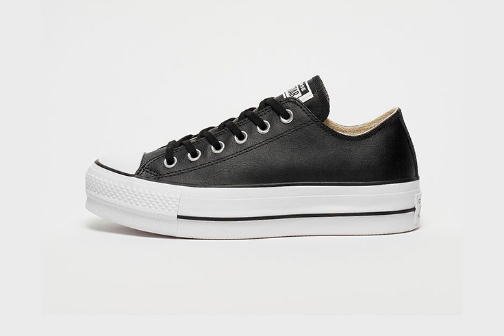 Zapatillas negras de cuero negro con plataforma de Converse. Disponibles en Snipes