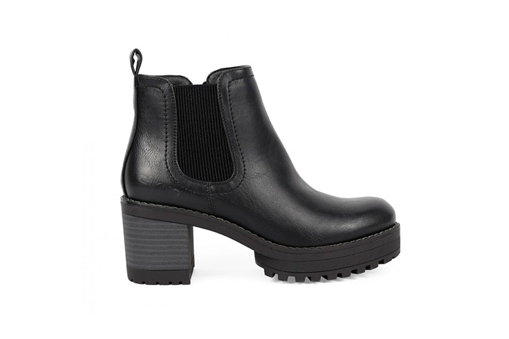 Botín negro de tacón ancho disponible en la zapatería Chika 10