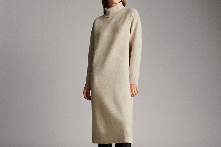 Vestido largo beige con cuello alto de Massimo Dutti