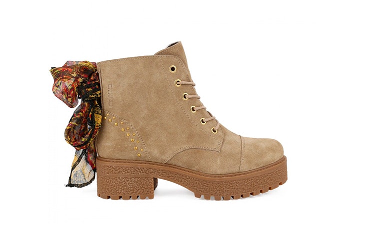 Zapatillas tipo botín en color beige de la zapatería Chika 10