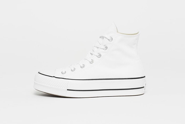 Zapatillas Converse blancas con plataforma. Disponibles en Snipes