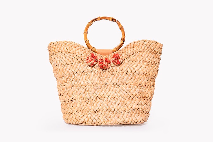 accesorios para verano Capazo de rafía con detalle de borlas de Paco Martínez