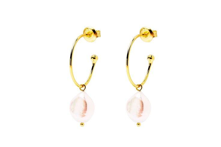 accesorios para verano Pendientes dorados con perlas de Singularu