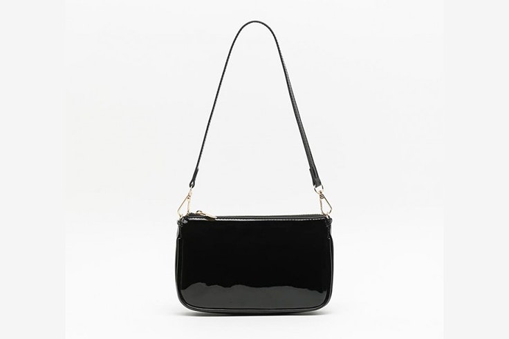 Bolso baguette negro con efecto charol de Misako