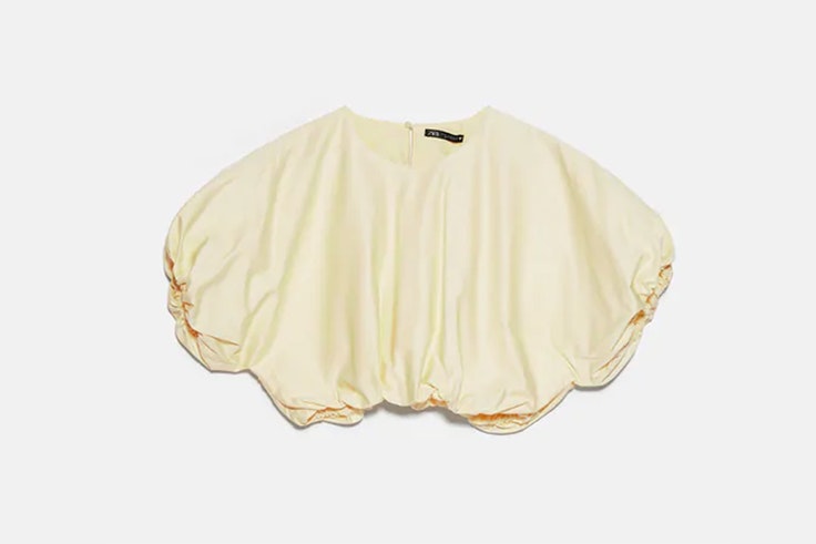 Top con volumen en color amarillo pastel de Zara