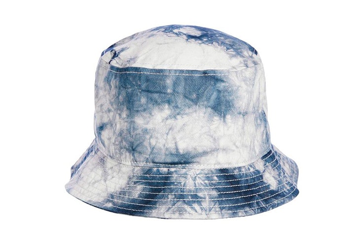novedades jack and jones verano 2020 Bucket hat con estampado tie dye en color azul