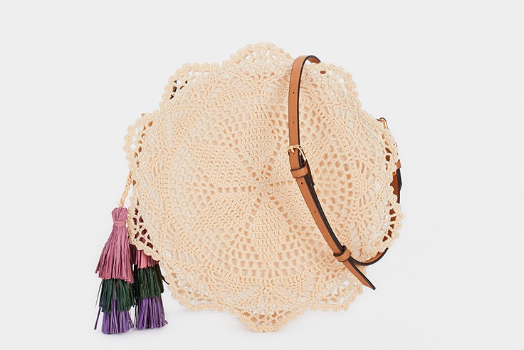 Bolso de crochet con detalle de borlas de Parfois