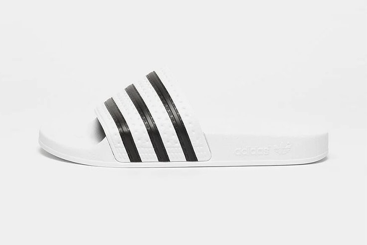 Chanclas blancas a rayas de Adidas. Disponibles en Snipes