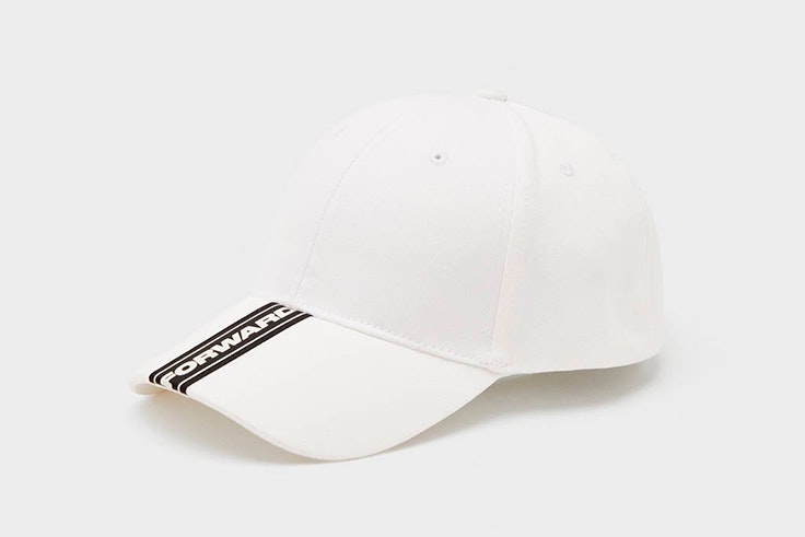 Gorra en color blanco de Bershka