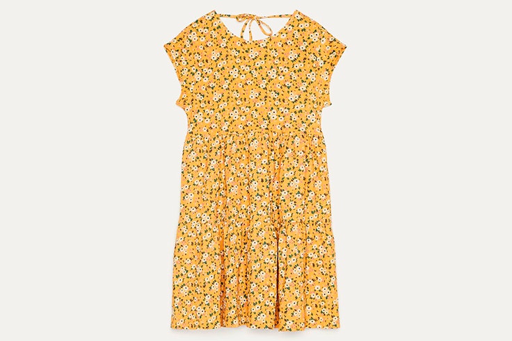 Vestido de flores en color amarillo de Bershka