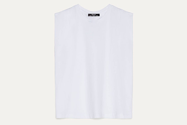 Camiseta con hombreras en color blanco de Bershka