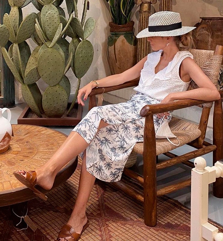 Carmen de la Puerta con falda midi