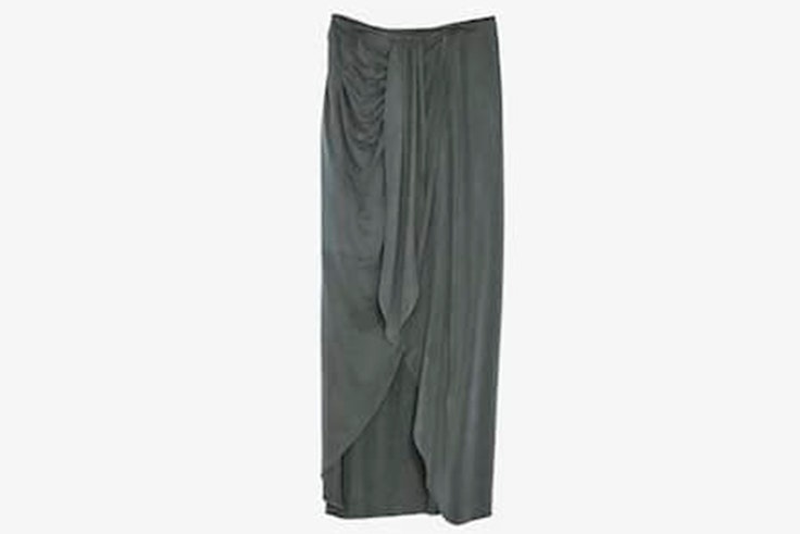 Falda gris de cupro con detalle de nuda lateral de Massimo Dutti
