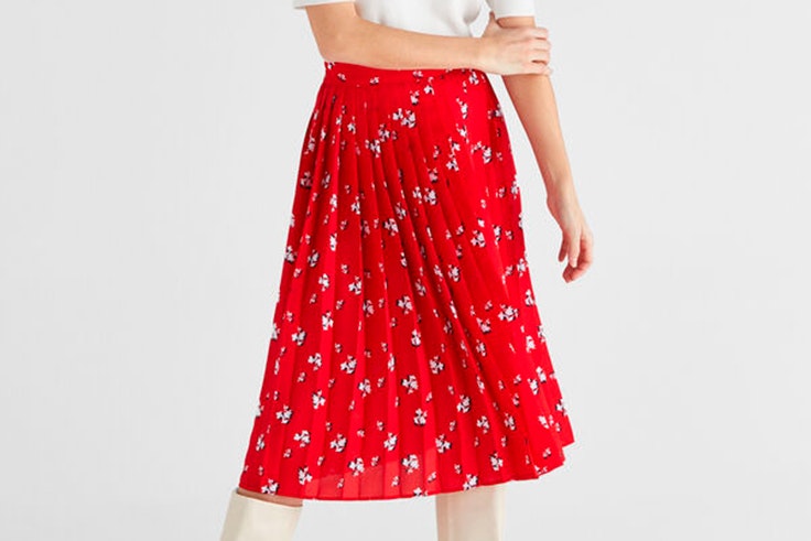 Falda plisada en color rojo con estampado de flores de Cortefiel
