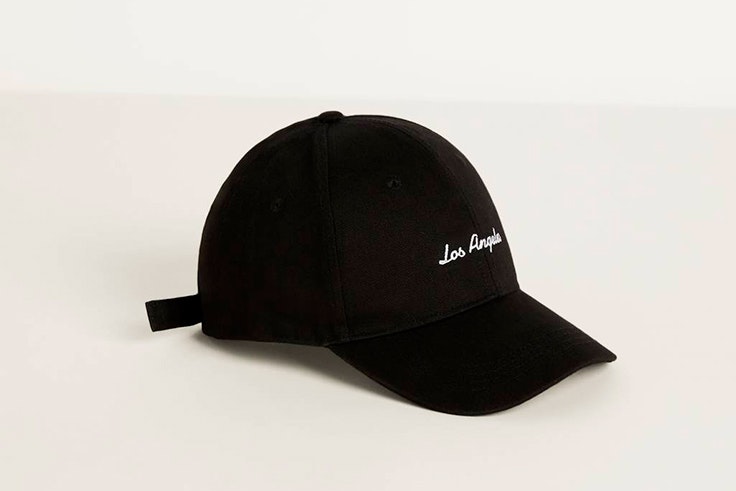 Gorra negra con bordado de Bershka
