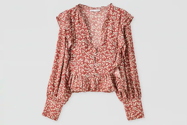 Blusa con estampado de flores y volantes en color granate de Pull & Bear