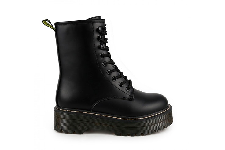 Botines negros con cordones y plataforma de Chika 10 calzado de otoño