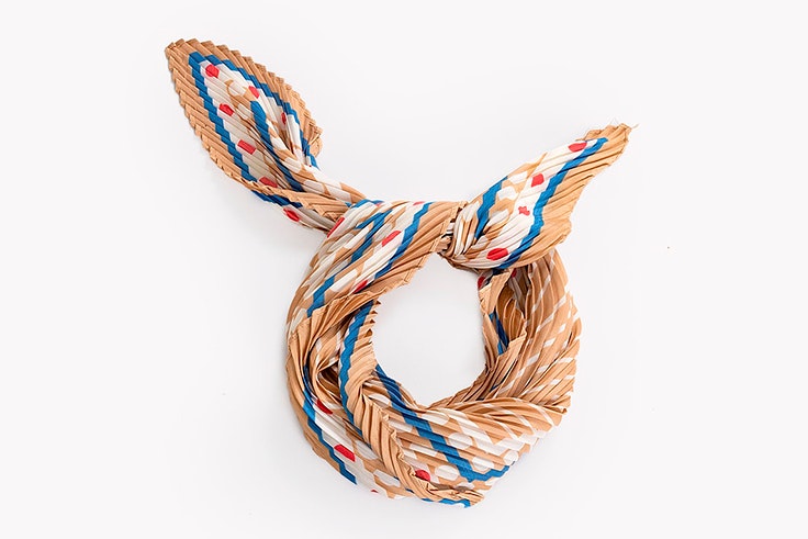 Pañuelo estampado y plisado de Paco Martínez accesorios de otoño