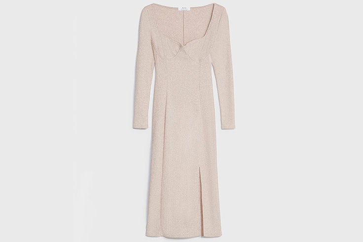 Vestido midi de punto en color beige de Bershka