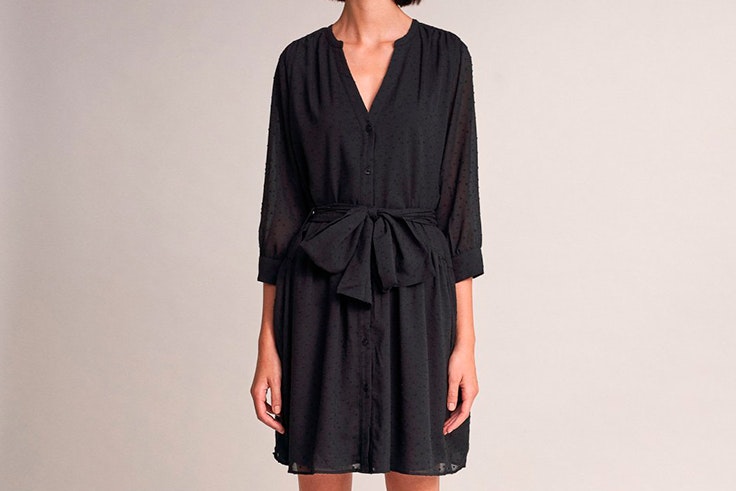 Vestido negro confeccionado en plumeti de Salsa Jeans vestidos de entretiempo