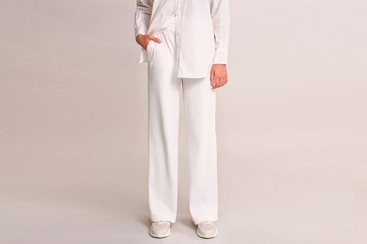 Pantalón ancho de punto en color blanco