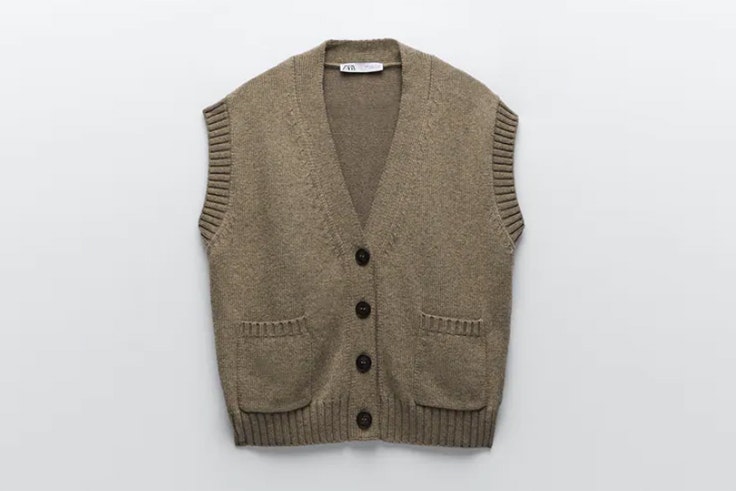 Chaleco en color beige con botones de Zara