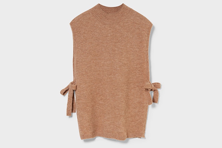 Chaleco con lazos en color camel de C&A