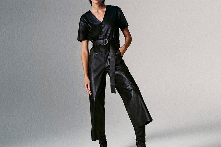 Mono efecto piel en color negro de Massimo Dutti
