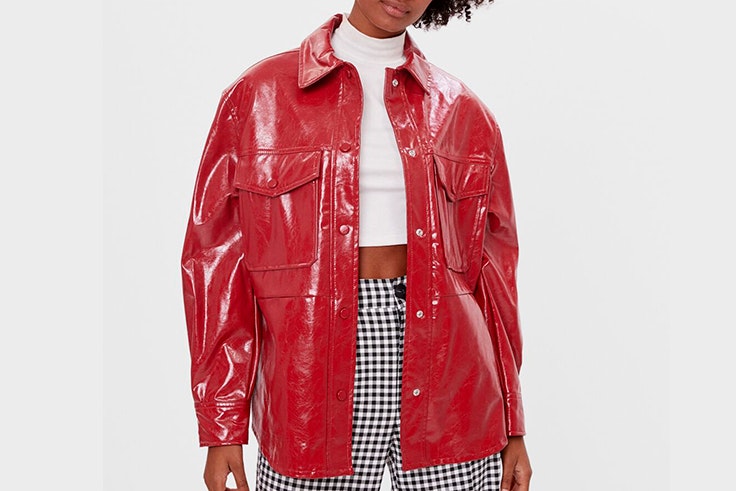 Sobrecamisa de vinilo en color rojo de Bershka