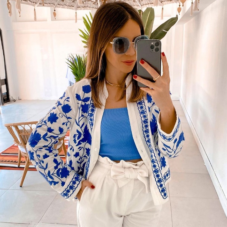 ana de bedoya look primavera blusa con bordados de zara