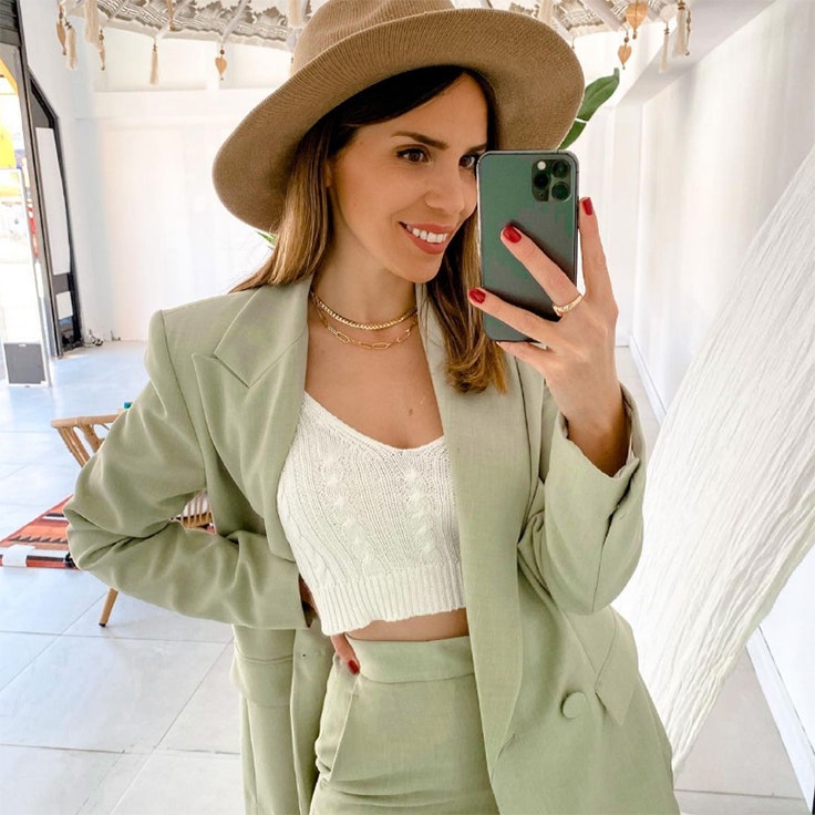  ana de bedoya look primavera traje verde de lino zara