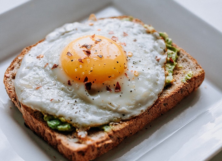 Desayunos de fin de semana tostadas con huevo