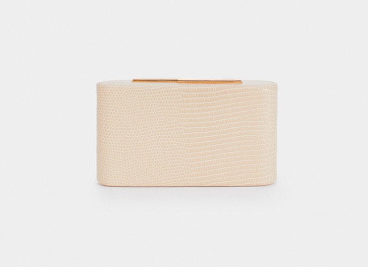 Bolso tipo clutch en color beige de Parfois