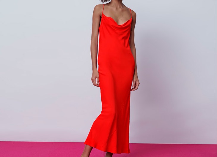 looks de alfombra roja Vestido rojo satinado de tirantes zara