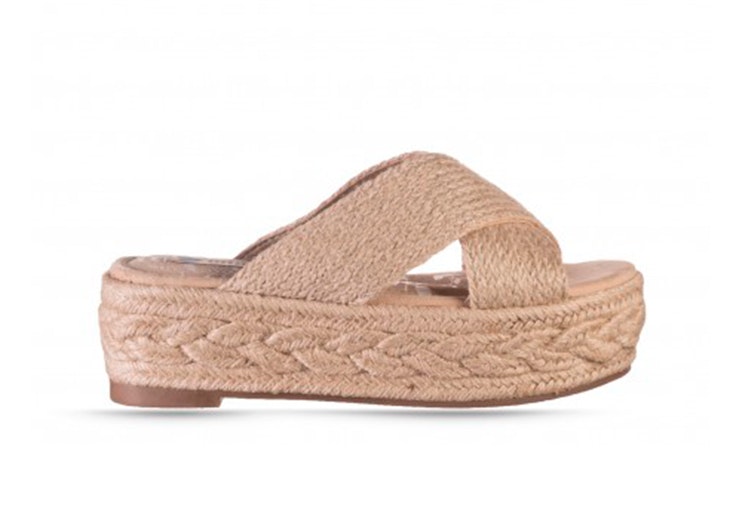 Sandalia de esparto con plataforma de Mustang. Disponible en RKS