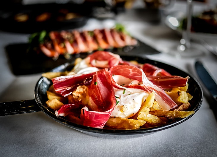 Huevos rotos con Jamón Ibérico casa carmen