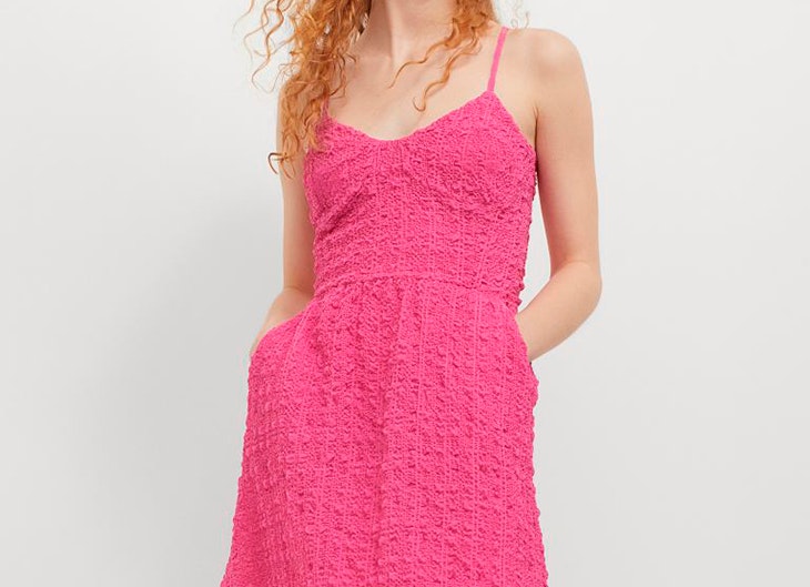 Vestido vaporoso con textura en color rosa de H&M tendencias para verano 2021