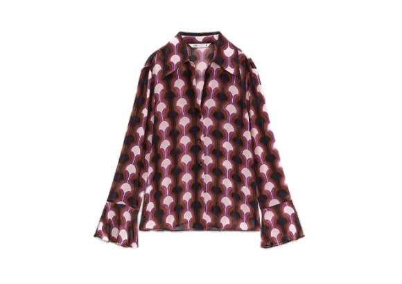 Camisa estampada con volante en muñecas, Zara.