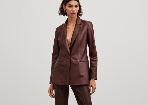 Traje de piel de Massimo Dutti.