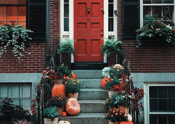 Puerta de casa decorada para Halloween