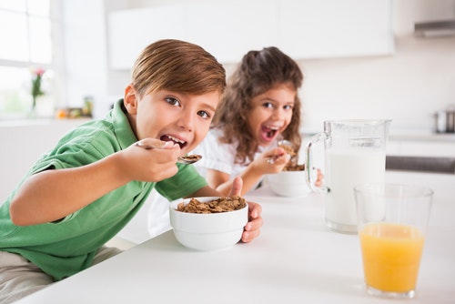 niños desayuno