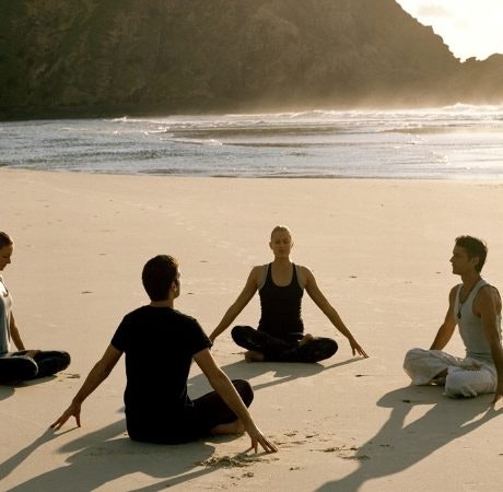 5 relajantes posturas de yoga para hacer en la playa