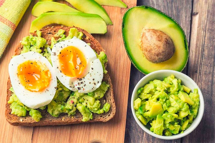 Tostada de aguacate con huevo.