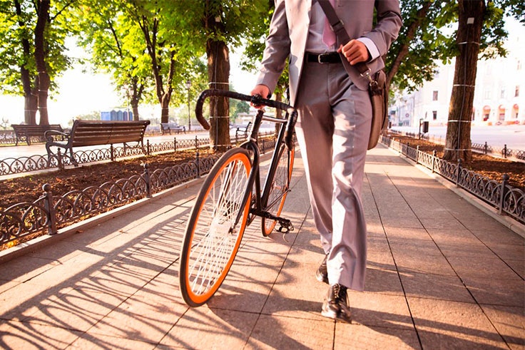 Ir en bici al trabajo es una buena manera de empezar haciendo ejercicio. 