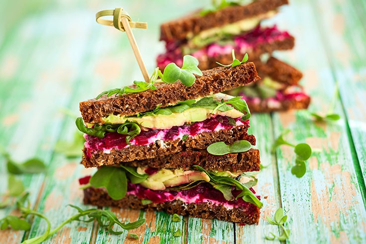 Sándwich vegetal con aguacate y humus de remolacha