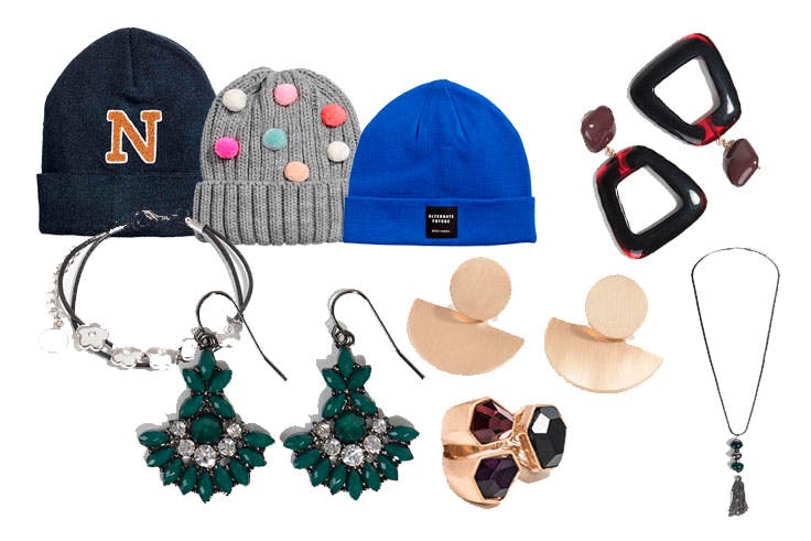 Gorro negro H&M (5,99€) / Gorro gris H&M (7,99€) / Gorro azul H&M (9,99€) / Pulsera Parfois (4,99€) / Pendientes verdes Parfois (5,99€) / Anillo Parfois (6,99€) / Pendientes dorados Parfois (5,99€) / Colgante Parfois (9,99€) Pendientessimetría Parfois (7,99€)