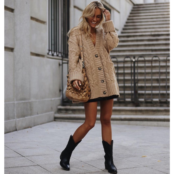 paula-arguelles-conjunto-chaqueta-de-punto-botas-negras