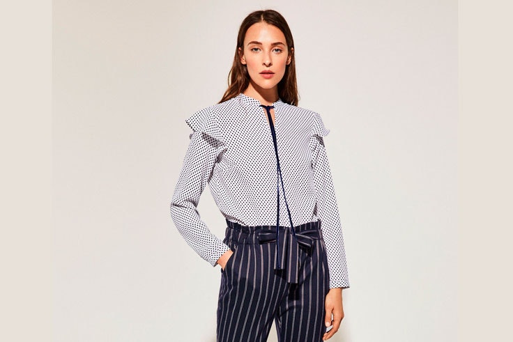 blusa-lunares-blanca-con-volantes-cortefiel